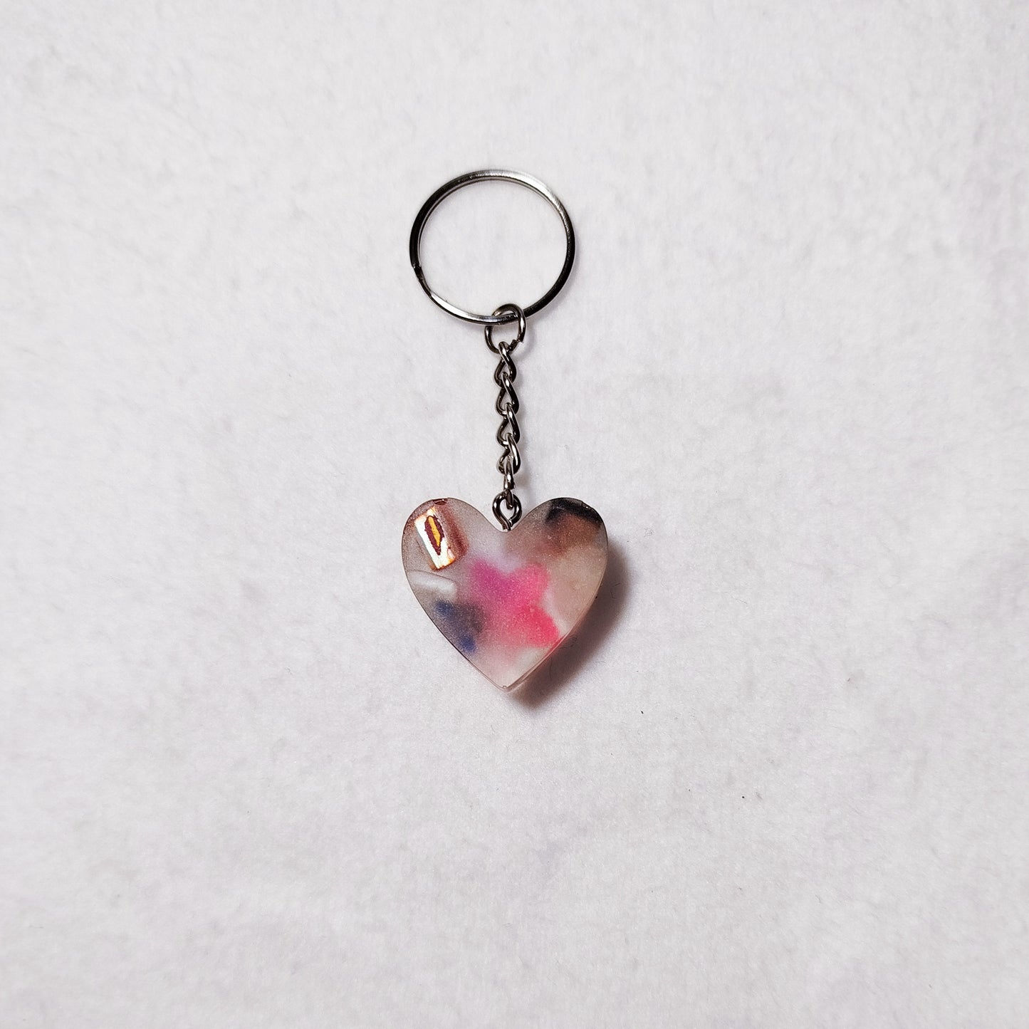 Transparent resin heart keychain – Colorful heart keychain – Funky bag charm with upcycled beads – Unique handmade accessory