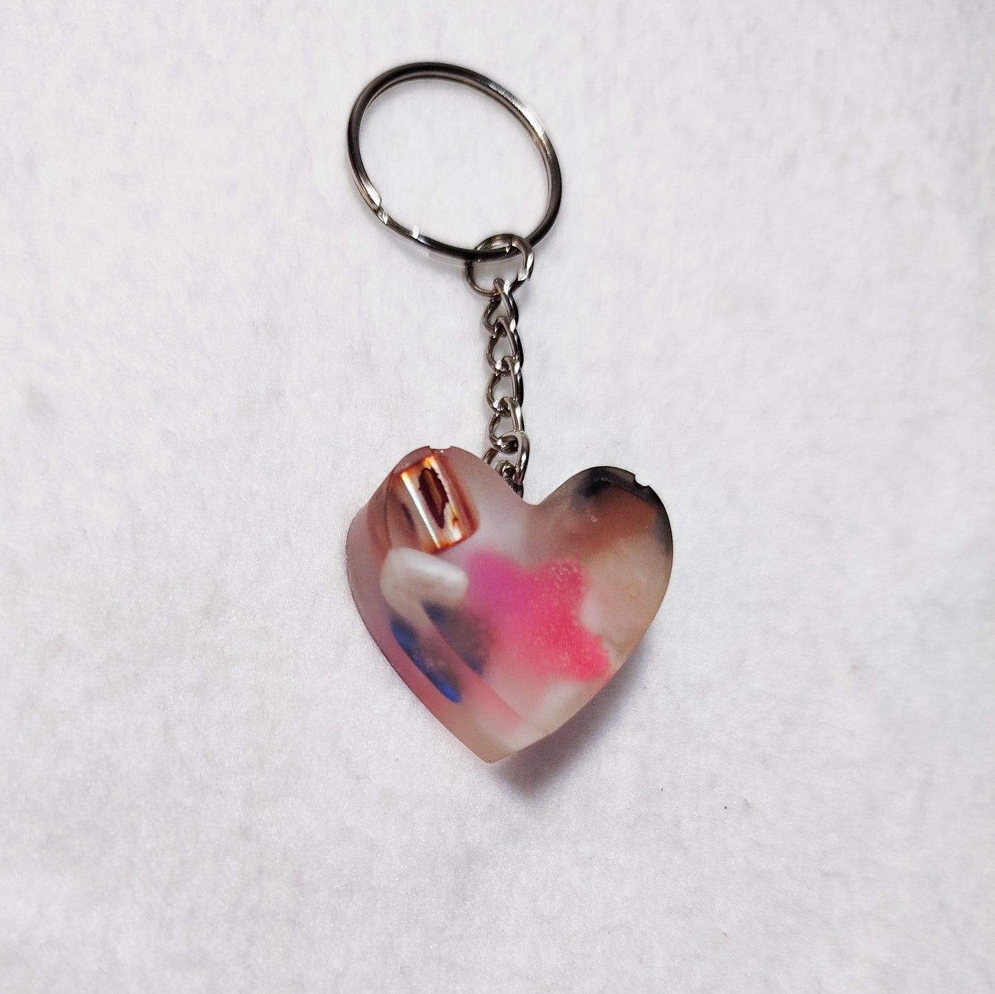 Transparent resin heart keychain – Colorful heart keychain – Funky bag charm with upcycled beads – Unique handmade accessory