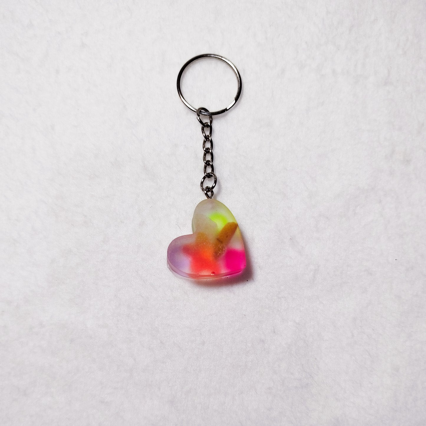 Transparent resin heart keychain – Colorful heart keychain – Funky bag charm with upcycled beads – Unique handmade accessory