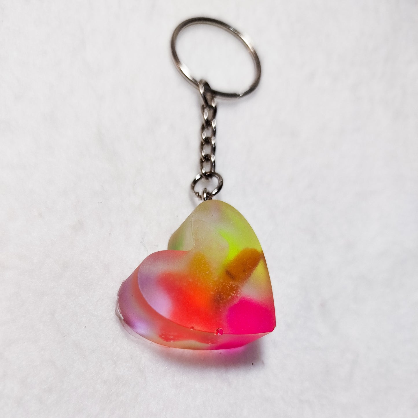 Transparent resin heart keychain – Colorful heart keychain – Funky bag charm with upcycled beads – Unique handmade accessory