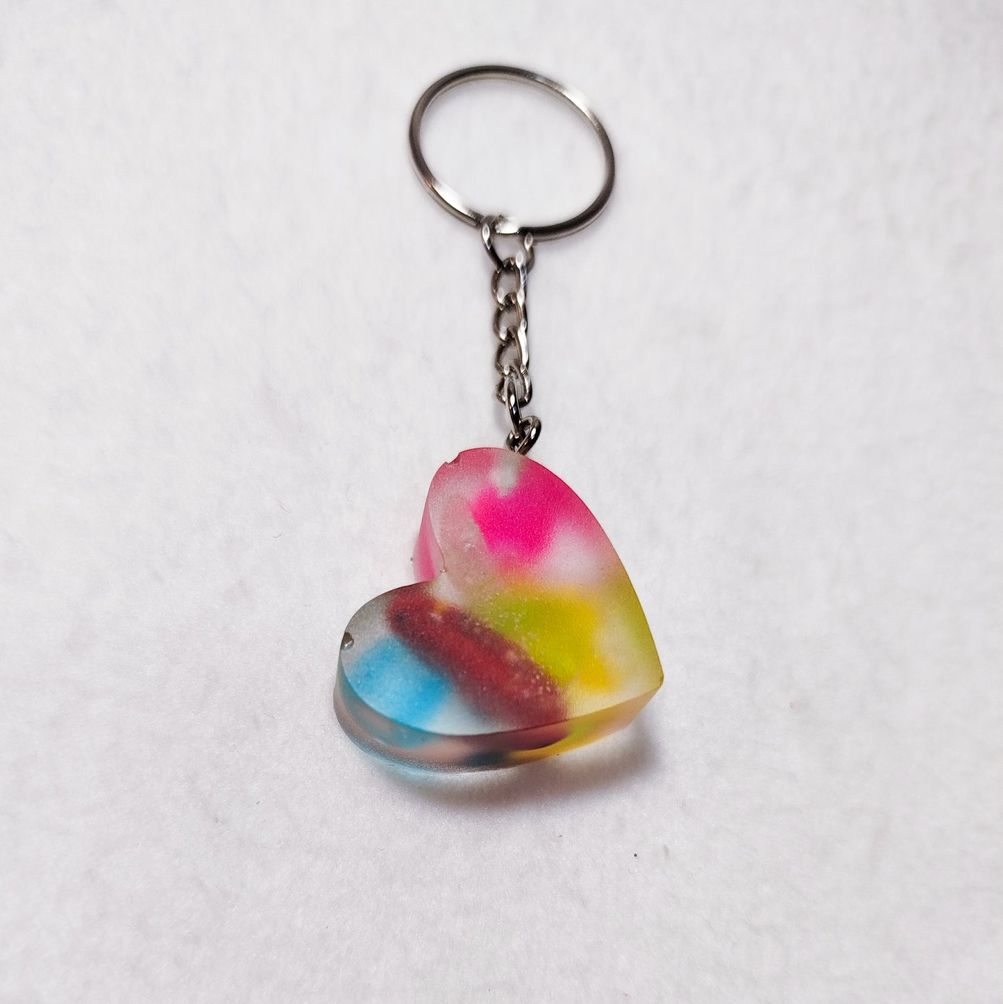 Transparent resin heart keychain – Colorful heart keychain – Funky bag charm with upcycled beads – Unique handmade accessory