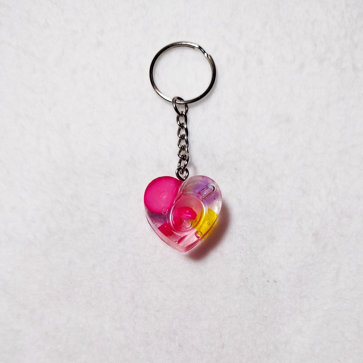 Transparent resin heart keychain – Colorful heart keychain – Funky bag charm with upcycled beads – Unique handmade accessory