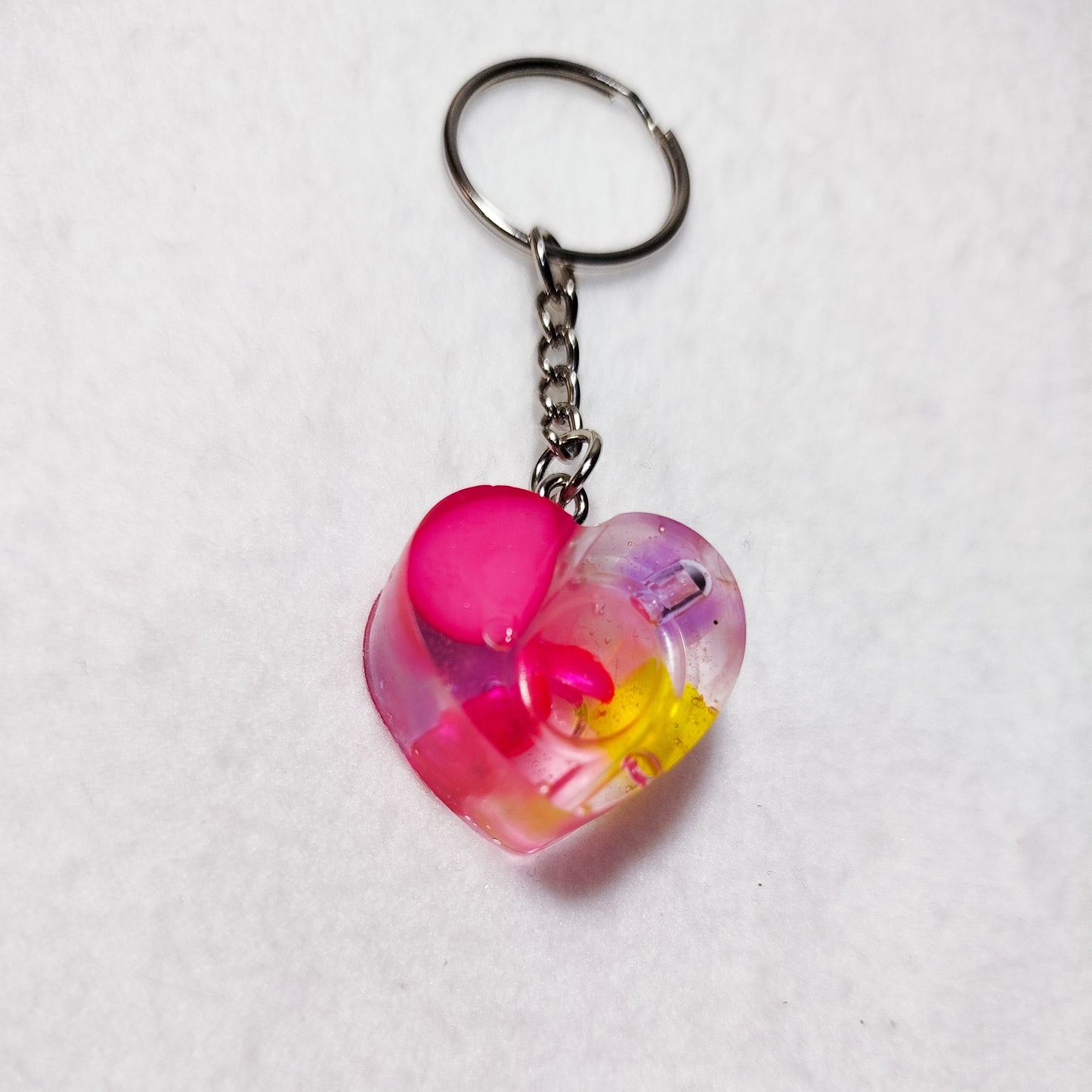 Transparent resin heart keychain – Colorful heart keychain – Funky bag charm with upcycled beads – Unique handmade accessory