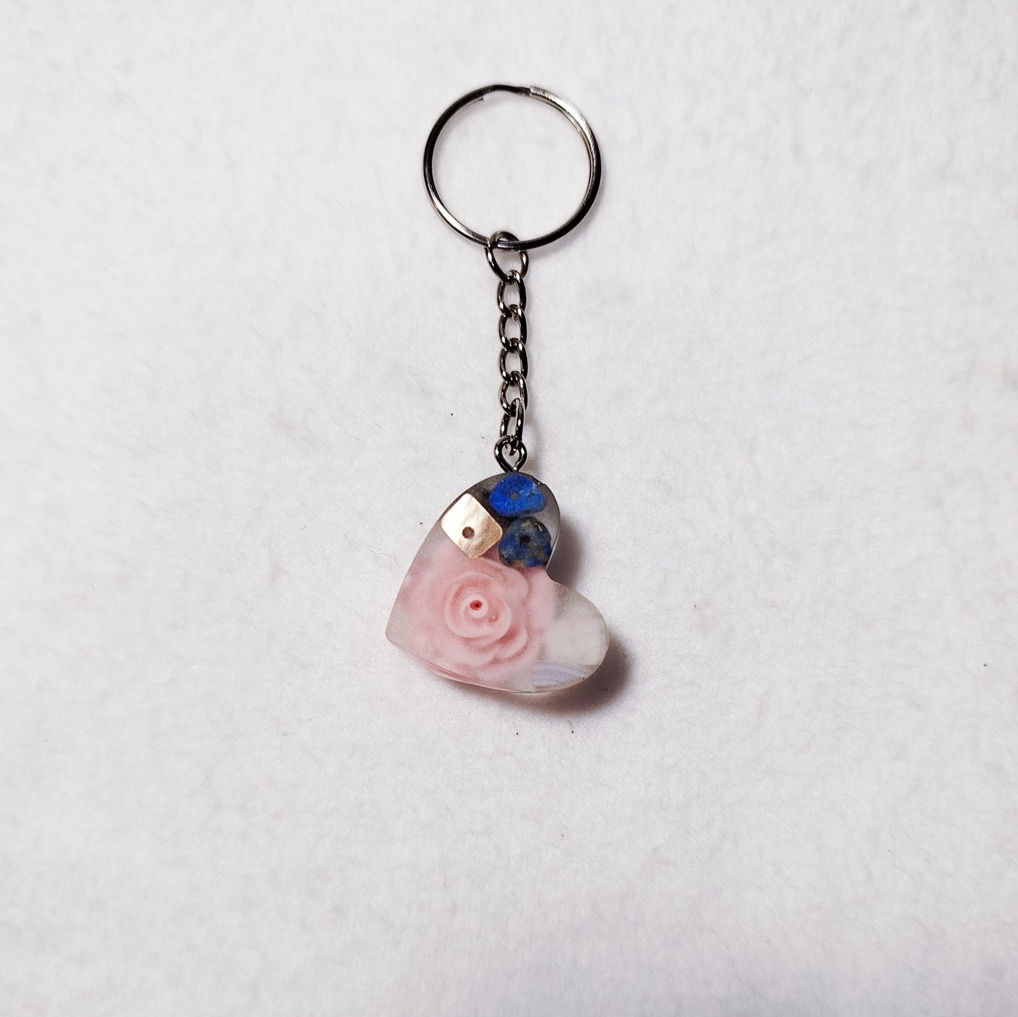 Transparent resin heart keychain – Colorful heart keychain – Funky bag charm with upcycled beads – Unique handmade accessory