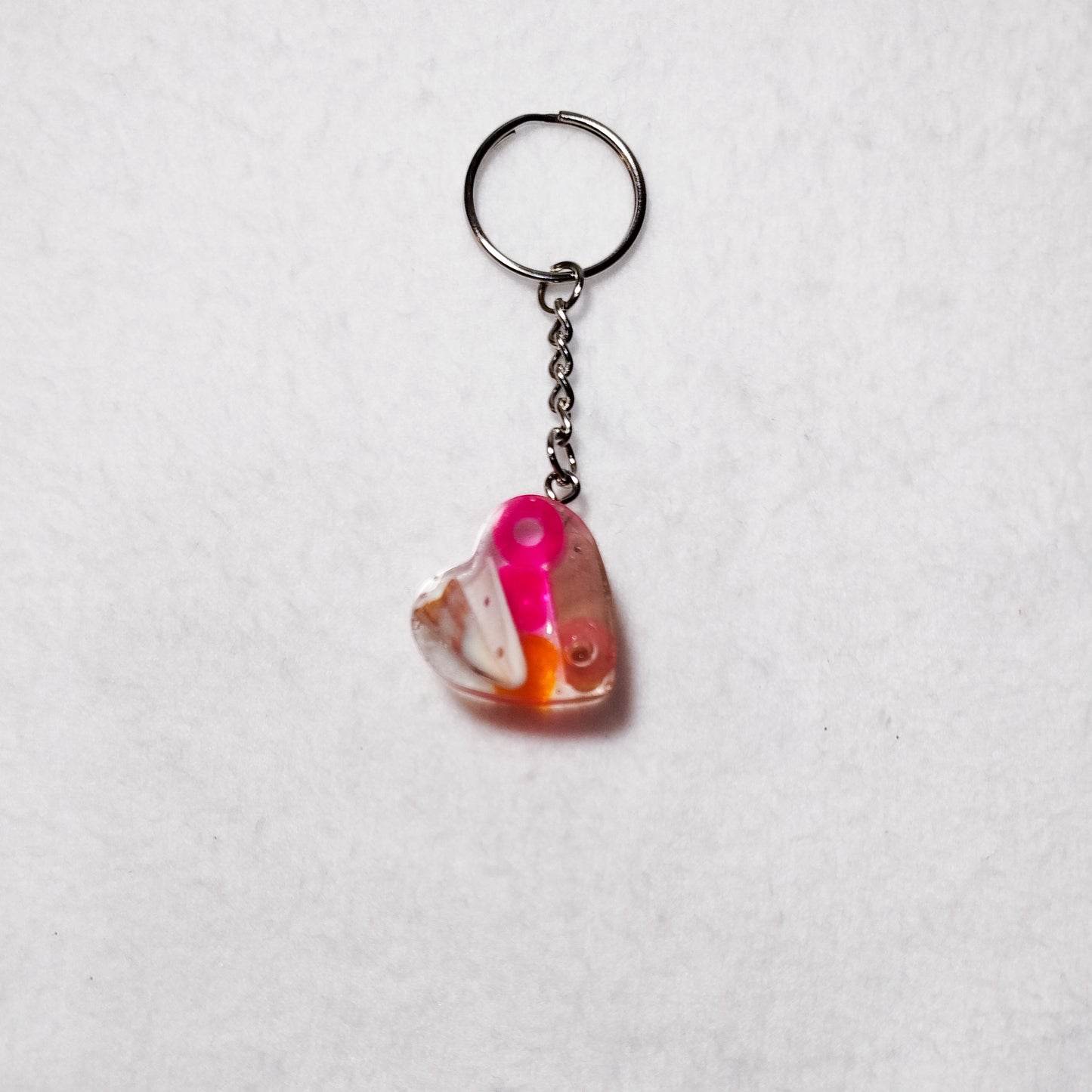 Transparent resin heart keychain – Colorful heart keychain – Funky bag charm with upcycled beads – Unique handmade accessory