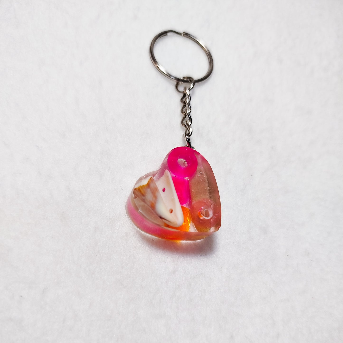 Transparent resin heart keychain – Colorful heart keychain – Funky bag charm with upcycled beads – Unique handmade accessory