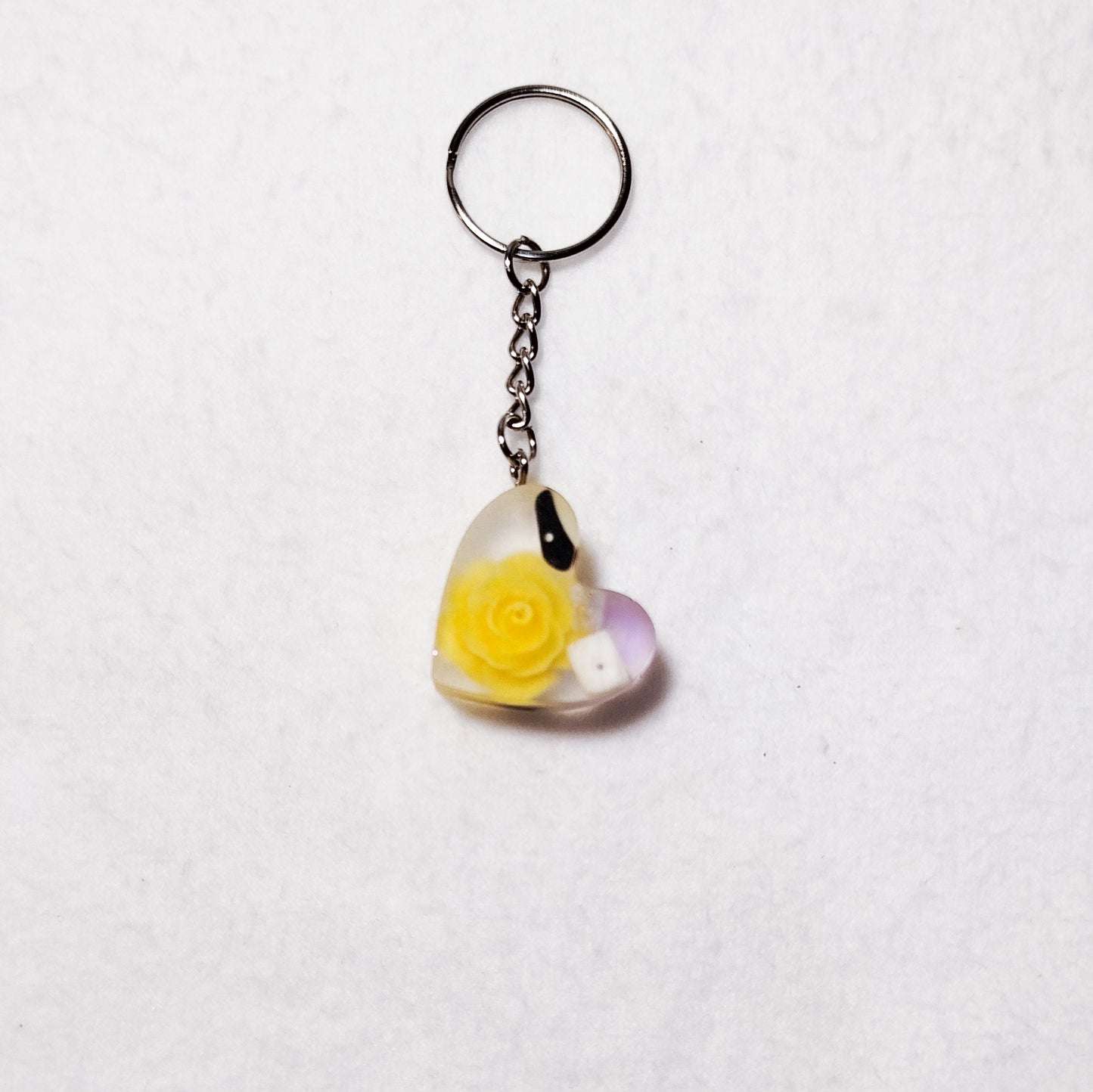 Transparent resin heart keychain – Colorful heart keychain – Funky bag charm with upcycled beads – Unique handmade accessory