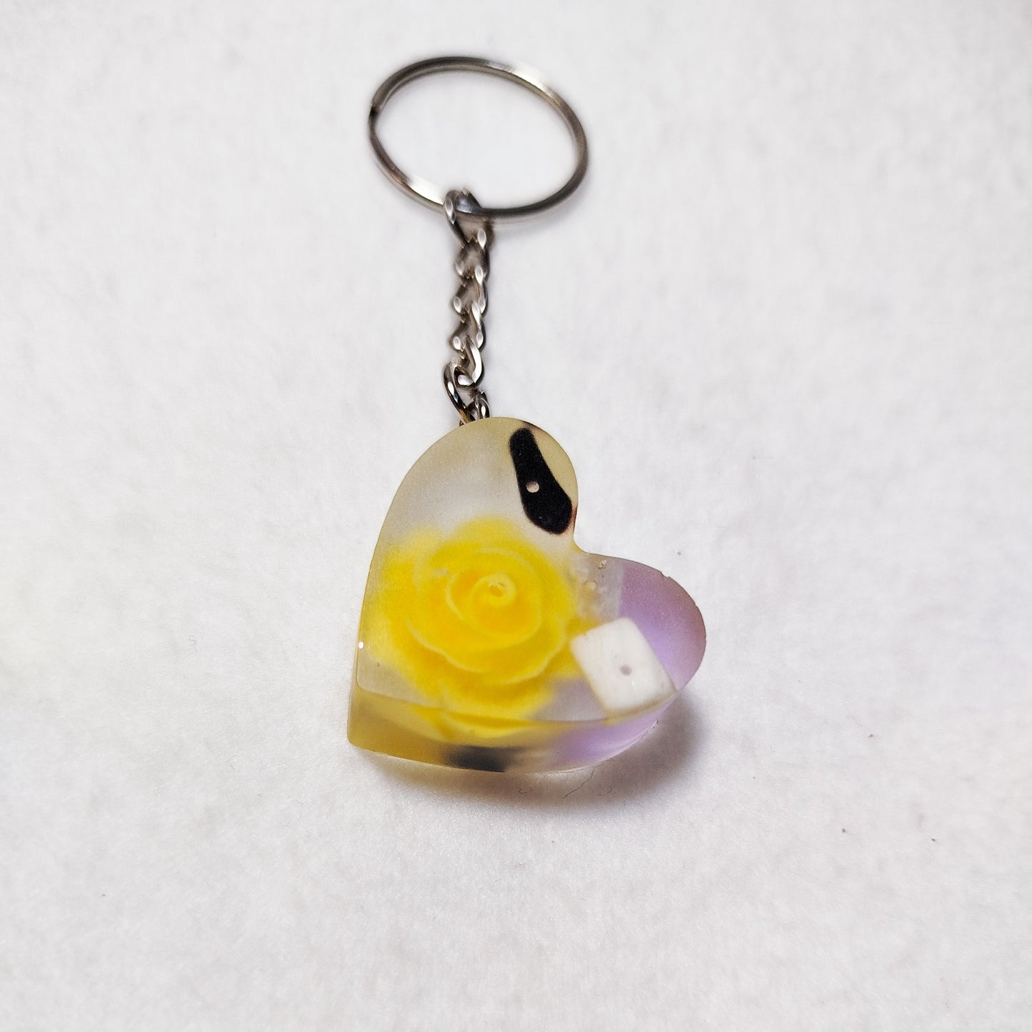 Transparent resin heart keychain – Colorful heart keychain – Funky bag charm with upcycled beads – Unique handmade accessory