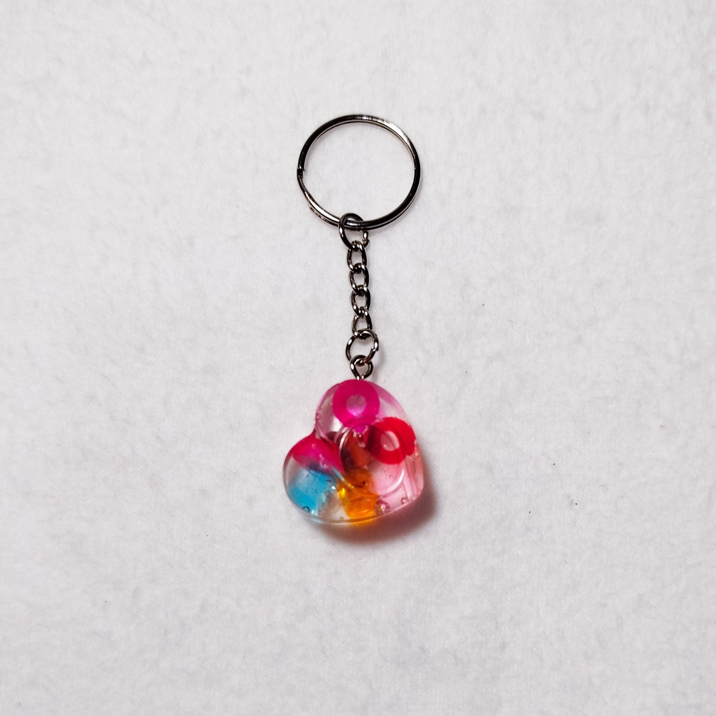 Transparent resin heart keychain – Colorful heart keychain – Funky bag charm with upcycled beads – Unique handmade accessory