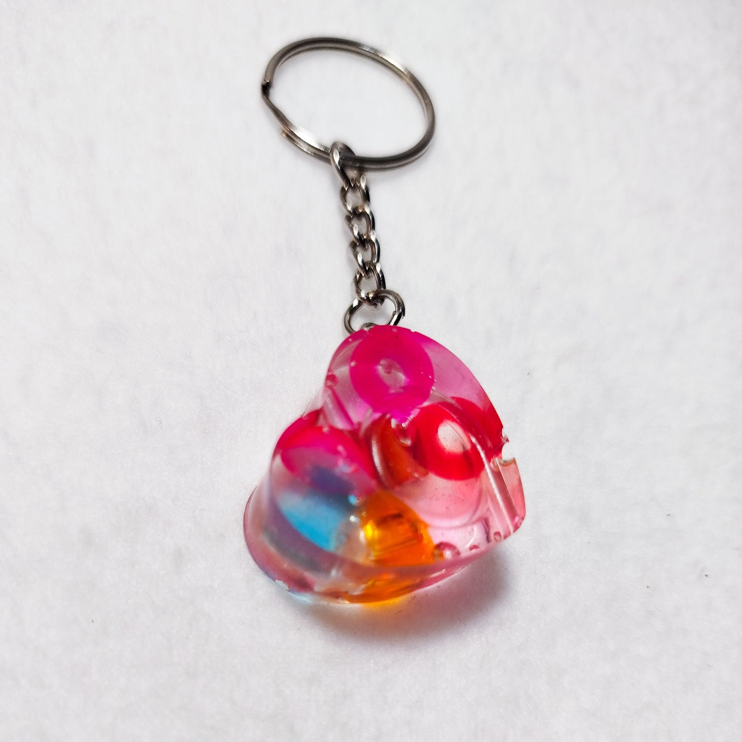 Transparent resin heart keychain – Colorful heart keychain – Funky bag charm with upcycled beads – Unique handmade accessory