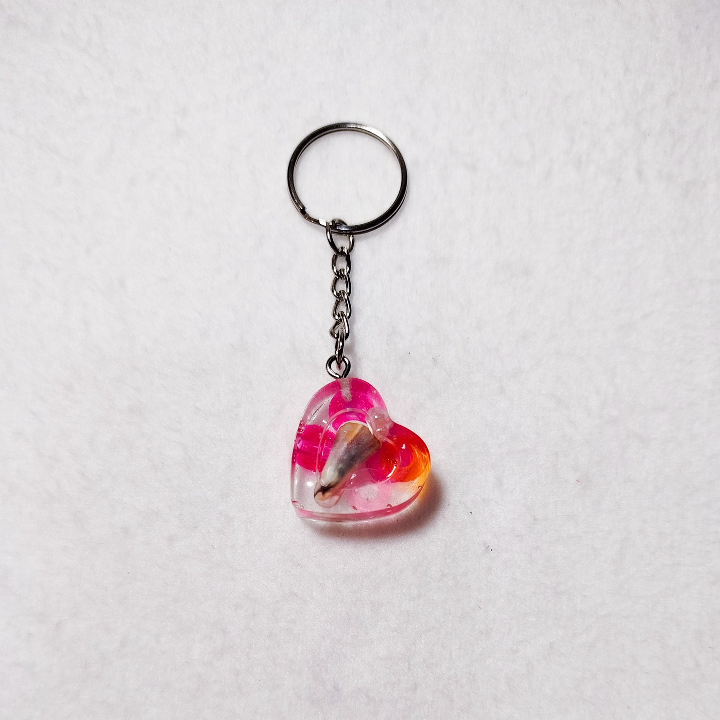 Transparent resin heart keychain – Colorful heart keychain – Funky bag charm with upcycled beads – Unique handmade accessory