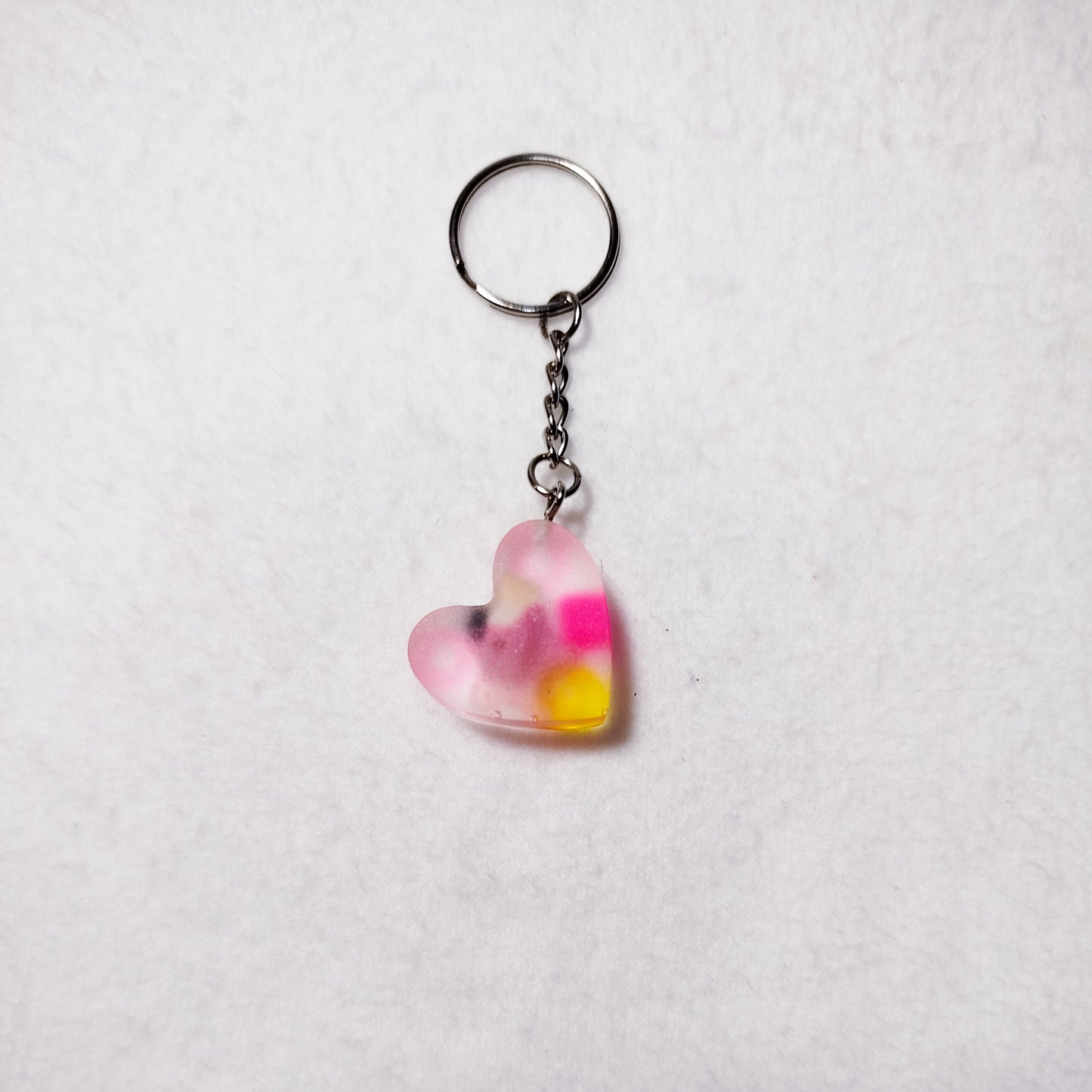 Transparent resin heart keychain – Colorful heart keychain – Funky bag charm with upcycled beads – Unique handmade accessory