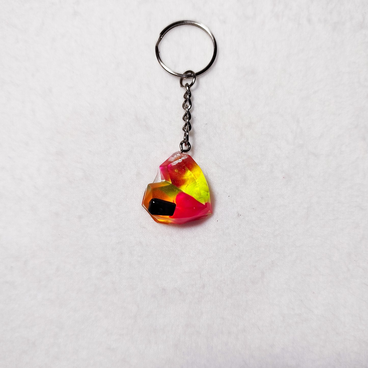 Transparent resin heart keychain – Colorful heart keychain – Funky bag charm with upcycled beads – Unique handmade accessory