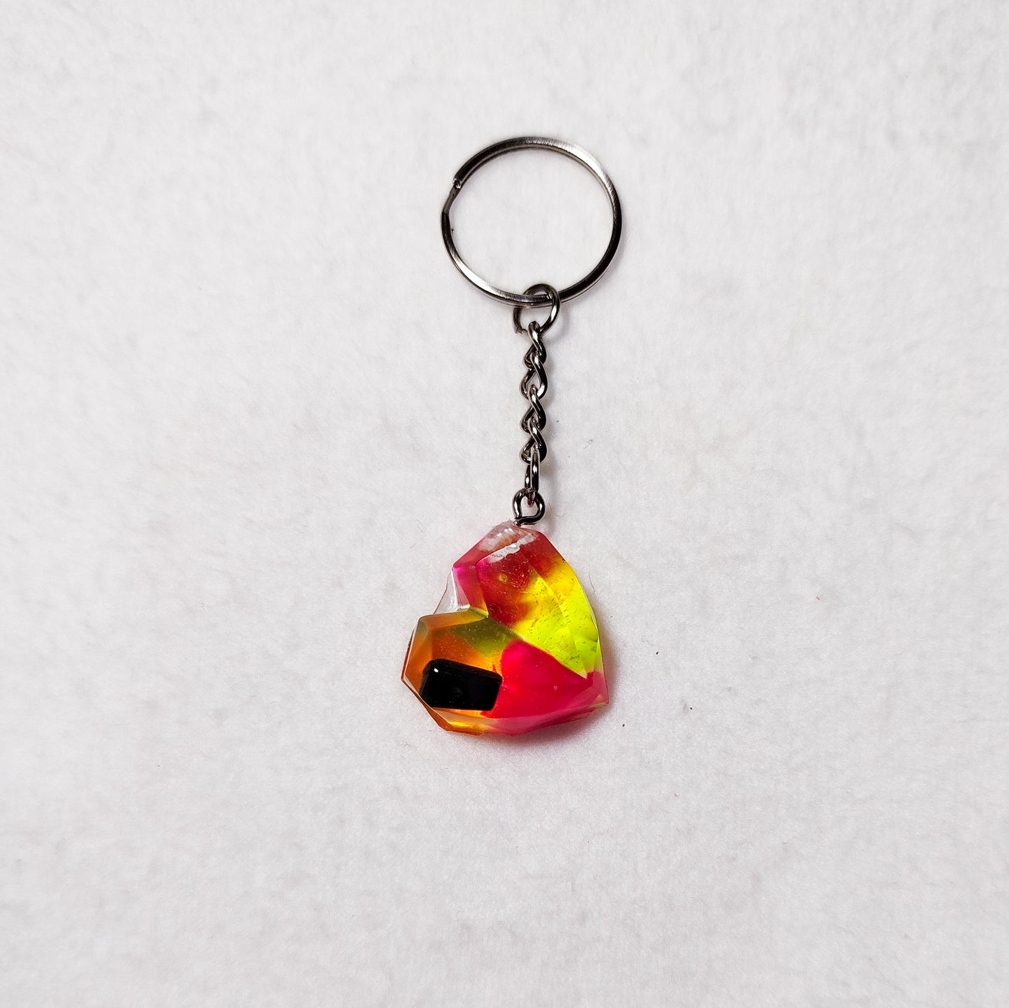 Transparent resin heart keychain – Colorful heart keychain – Funky bag charm with upcycled beads – Unique handmade accessory