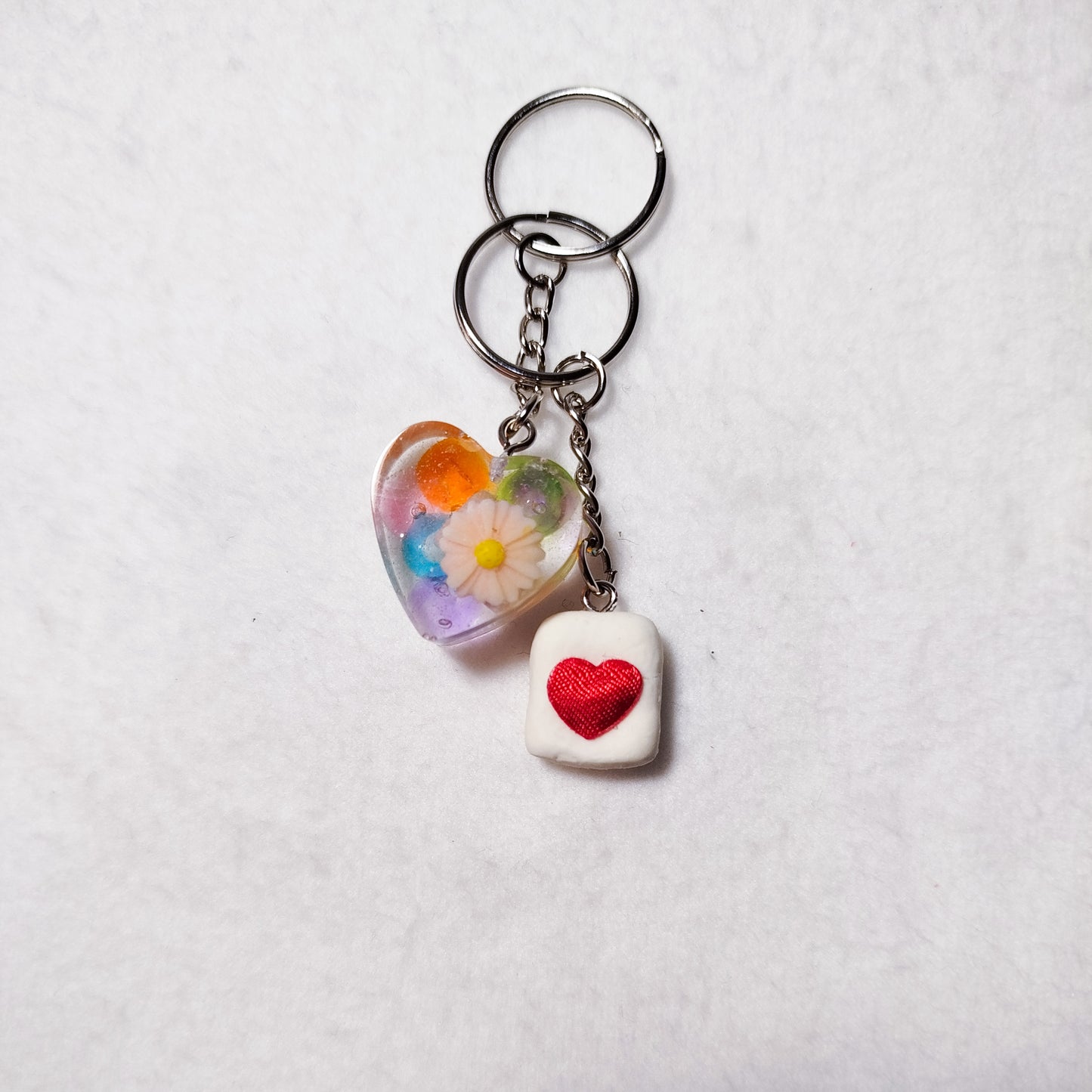 Transparent resin heart keychain – Colorful heart keychain – Funky bag charm with upcycled beads – Unique handmade accessory
