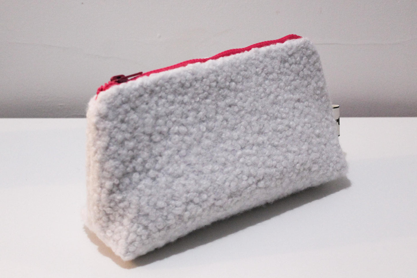 Handmade vintage sherpa pouch | Unique retro pouch | Handcrafted sewing accessory | Vintage curtain fabric | Sherpa fabric | Sheepskin fabric