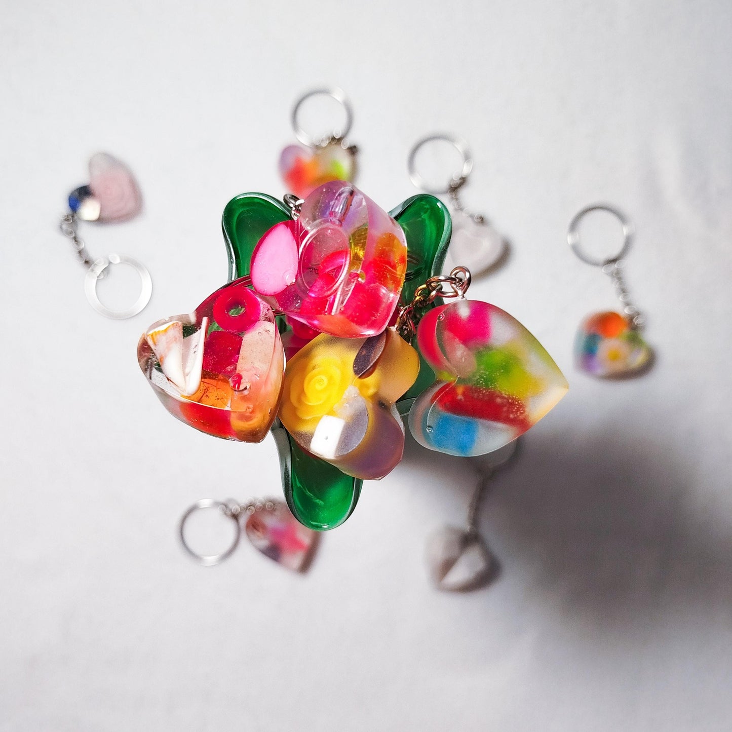 Transparent resin heart keychain – Colorful heart keychain – Funky bag charm with upcycled beads – Unique handmade accessory